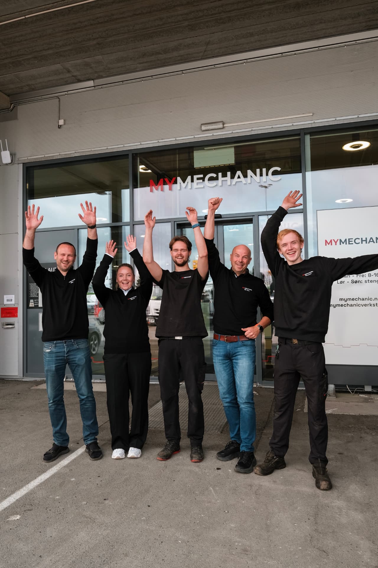 Teamet til MyMechanic Verksted jubler utenfor verkstedet på Tiller